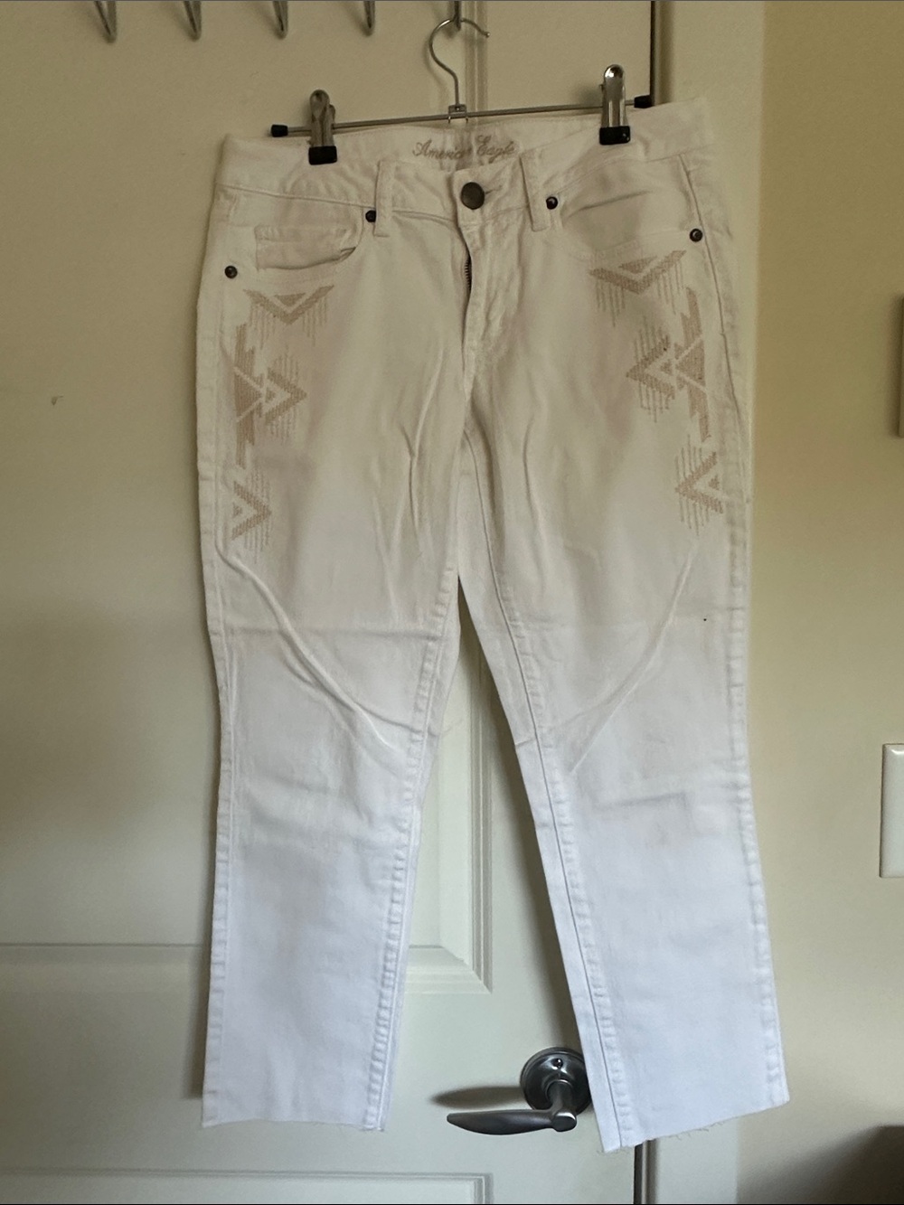 American Eagle Outfitters White Women’s Jeans with Beige Embroidered Detail